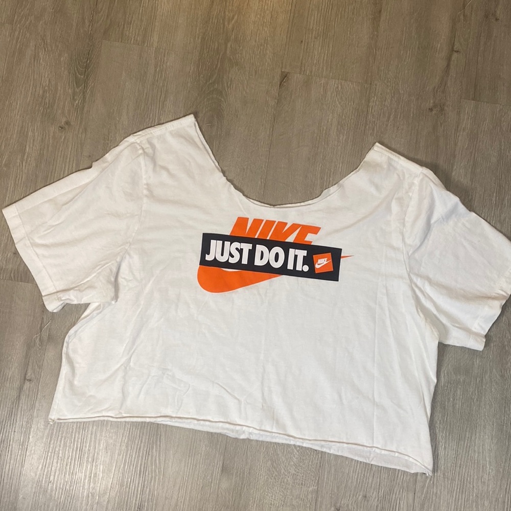 Cropped out Nike tee